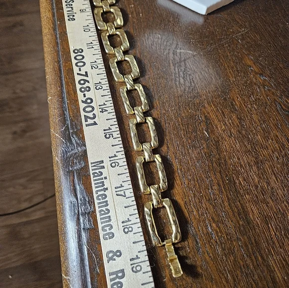 Vintage gold tone hammered square bold statement necklace. - Picture 4 of 11